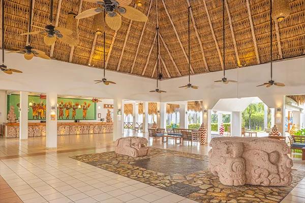 Lobby de inspiración maya